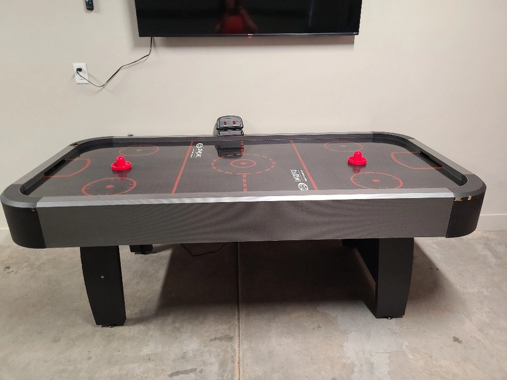 Garage game area (Pool table, Air Hockey)