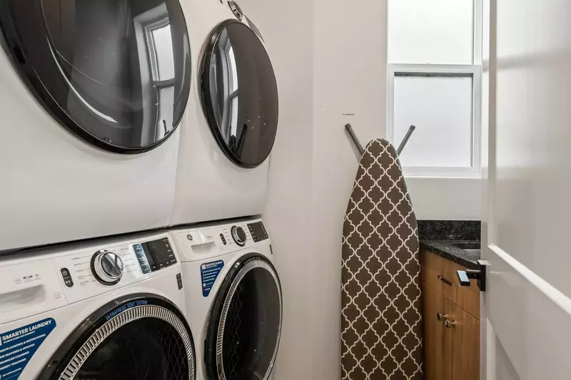 2 Washer and Dryer Sets