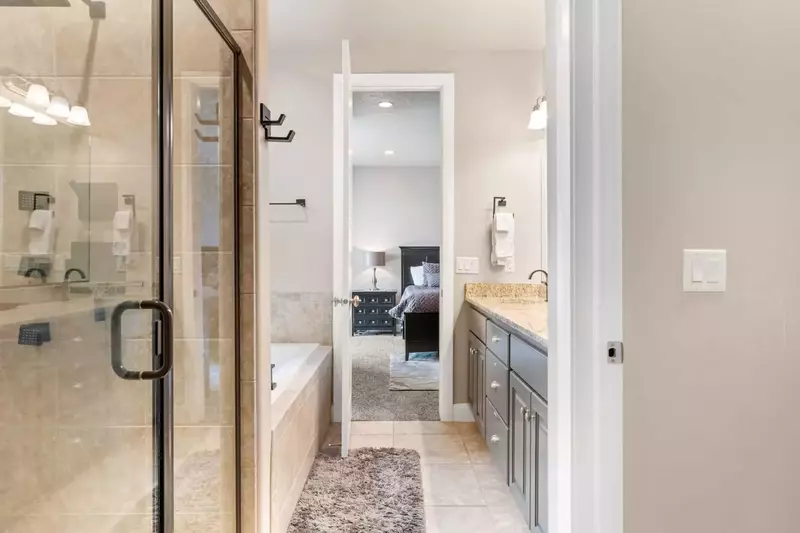 Master Bedroom 2 Bathroom with Shower