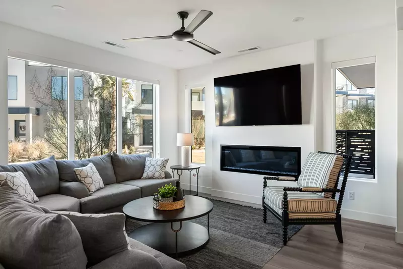 Living Room / Fireplace