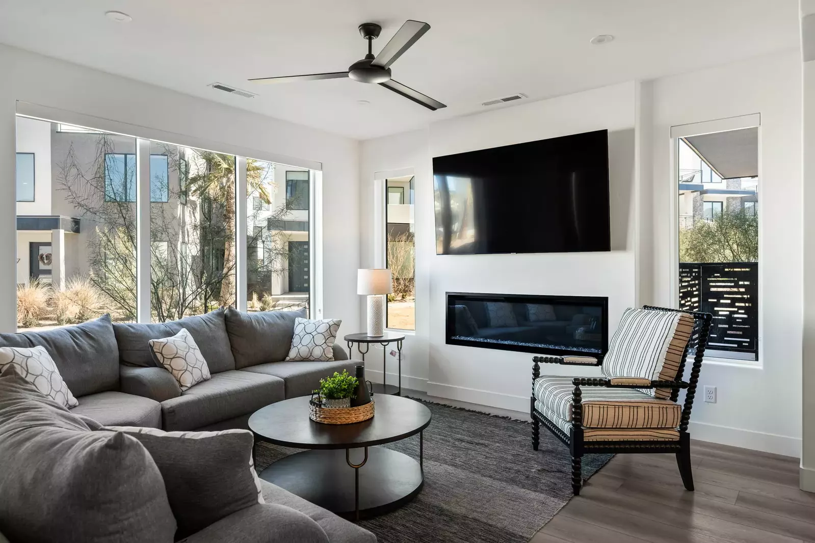 Living Room / Fireplace