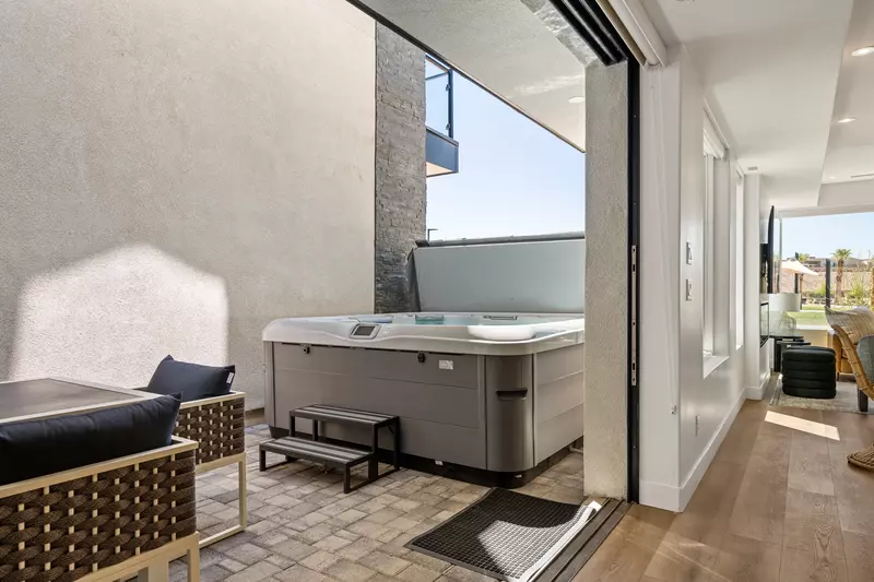 Outdoor Patio - Hot Tub