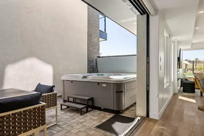 Outdoor Patio - Hot Tub