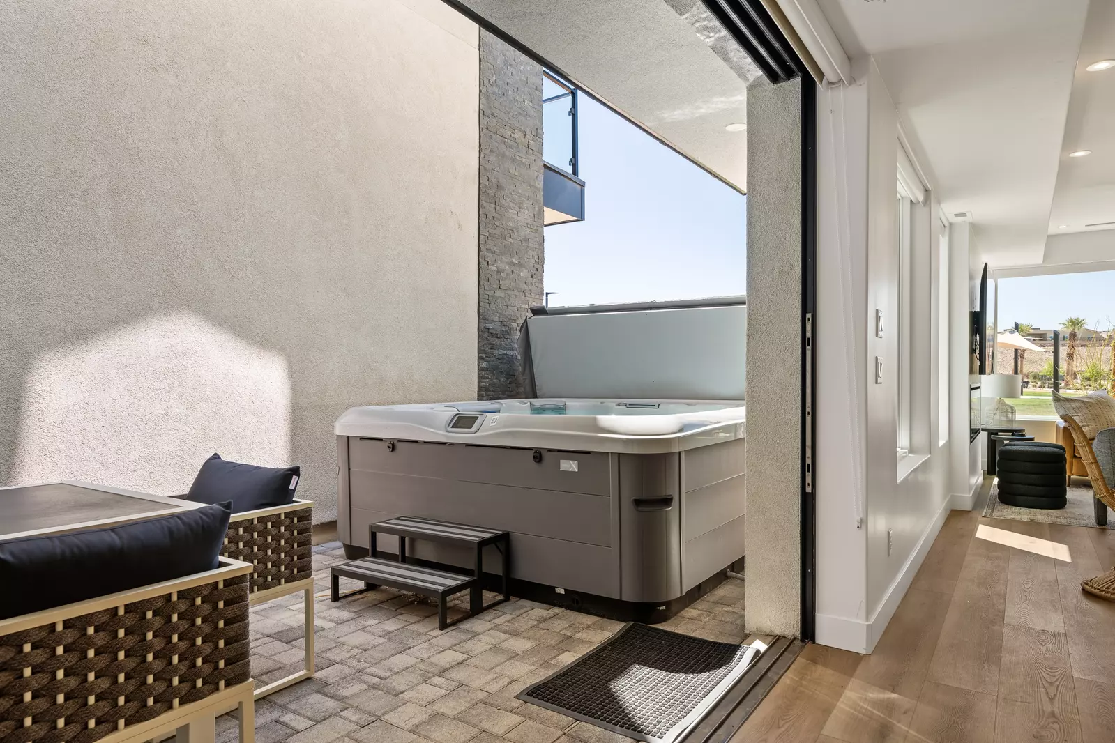 Outdoor Patio - Hot Tub