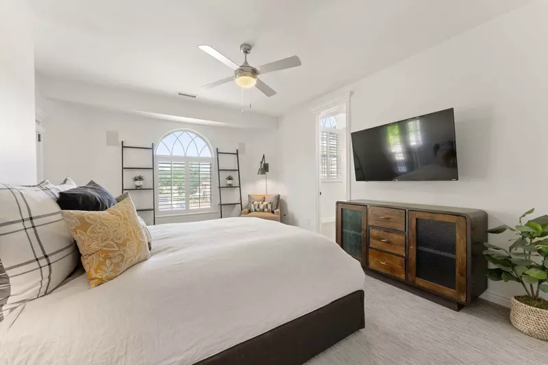 Queen Bedroom