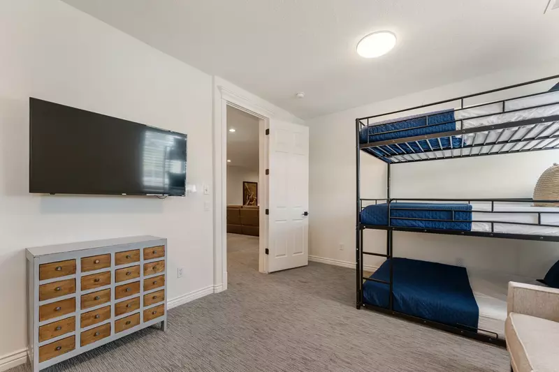 2 Double/Double/Double Bunk Beds