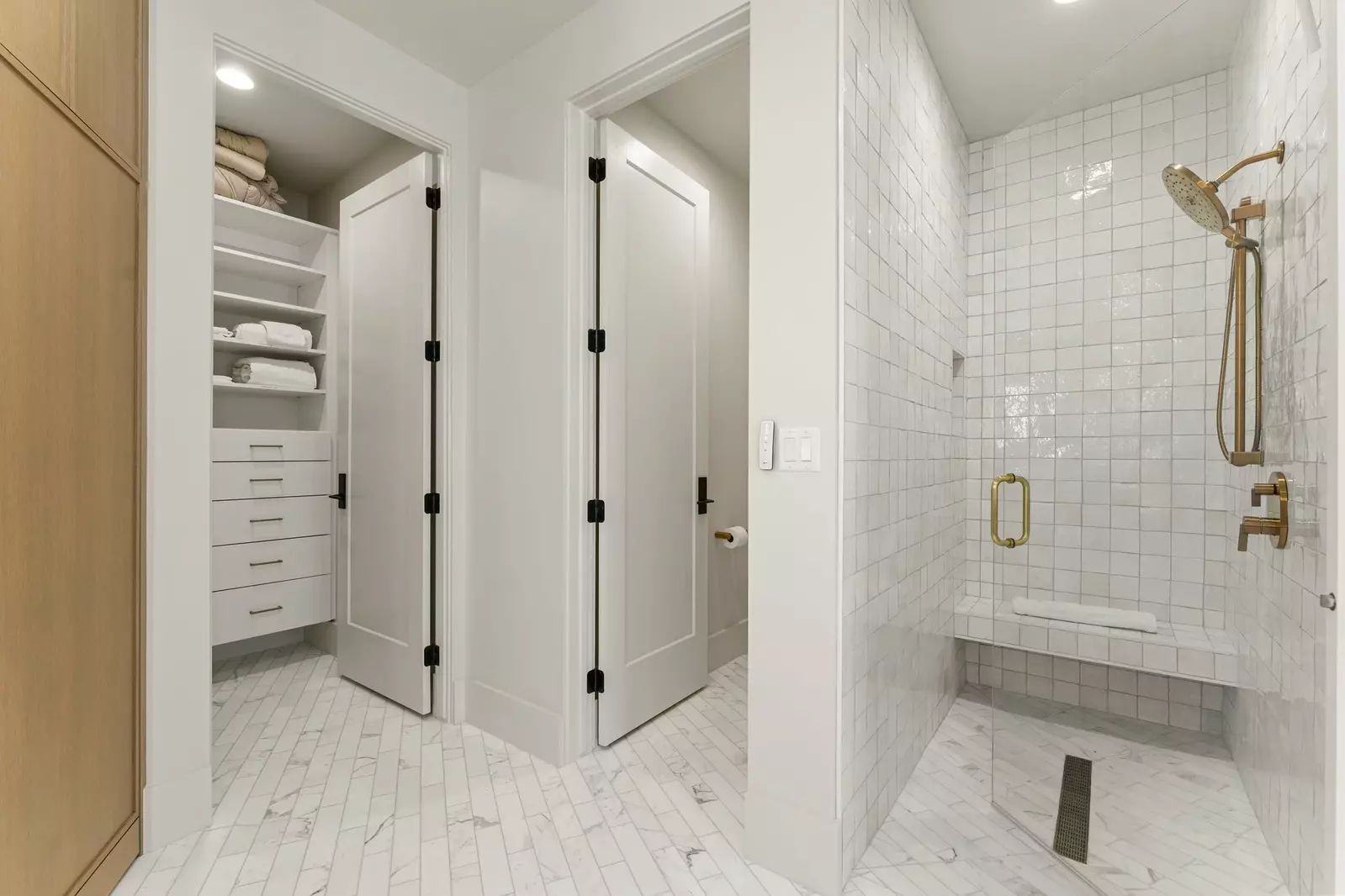 Casita Master Bathroom with Washer and Dryer
