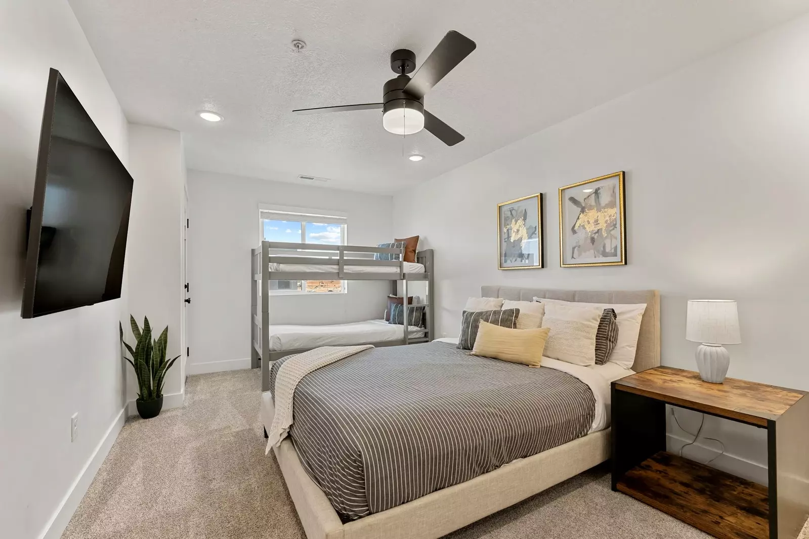 Queen Bed + Twin/Twin Bunk