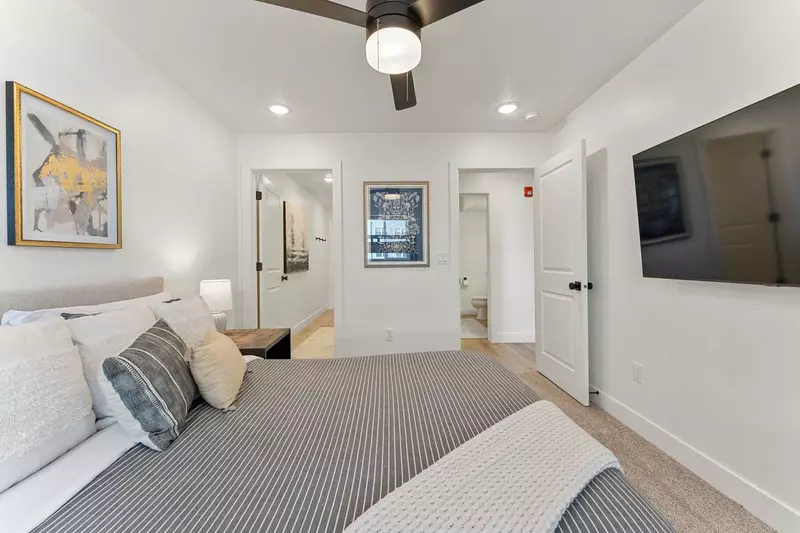 Queen Bed + Twin/Twin Bunk