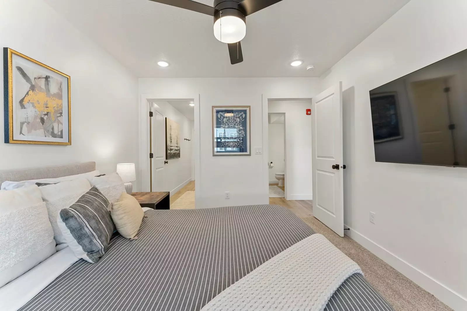 Queen Bed + Twin/Twin Bunk
