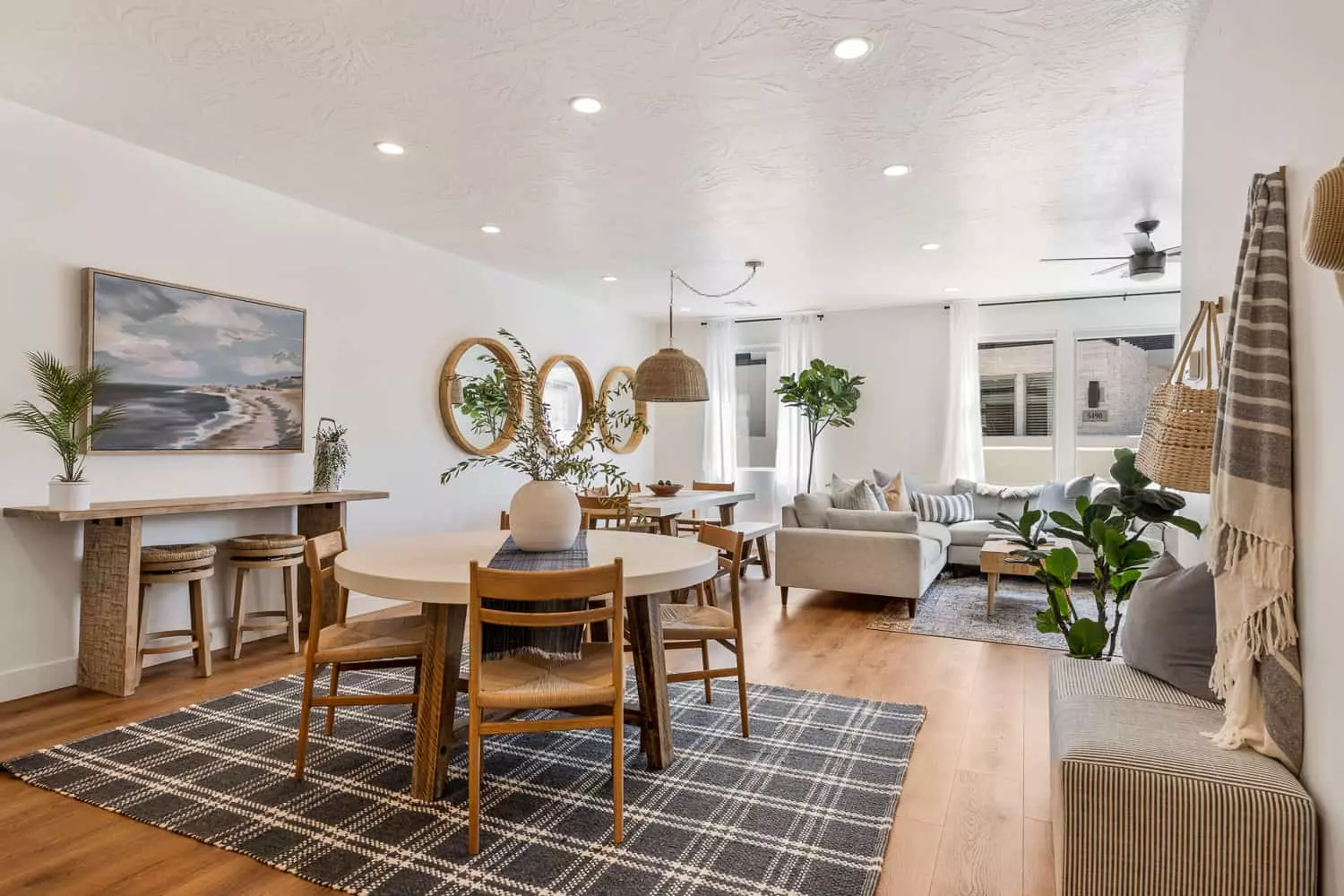 2 Dining Areas