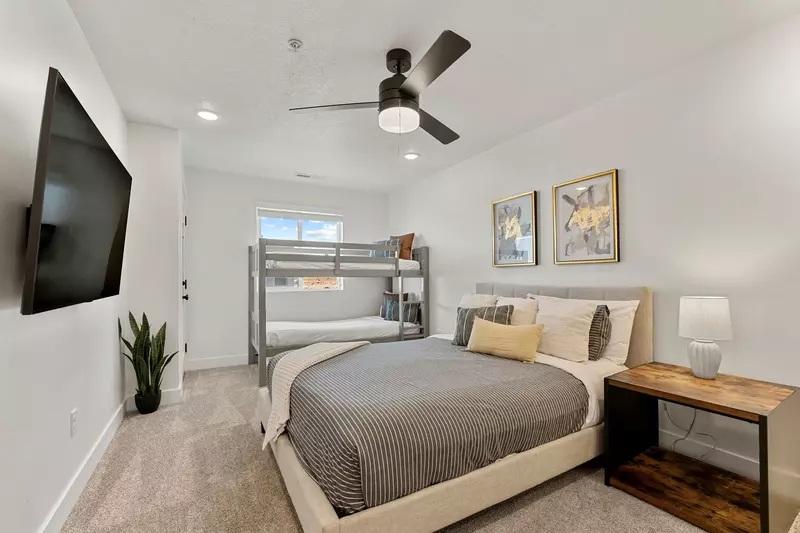 Queen Bed + Twin/Twin Bunk