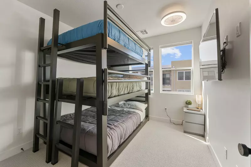 Queen/Queen/Queen Bunk Bed