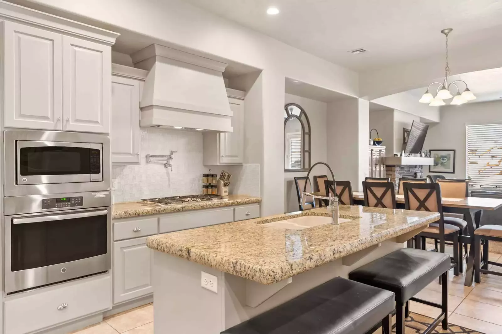 Kitchen Dining Area