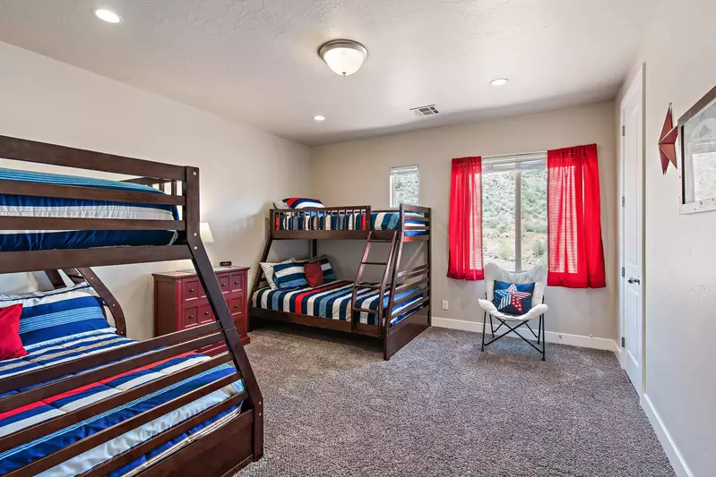 2 Twin/Full Bunks