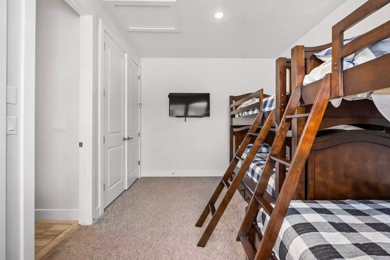 Twin / Twin and Twin / Full with 1 Trundle Bunk Room