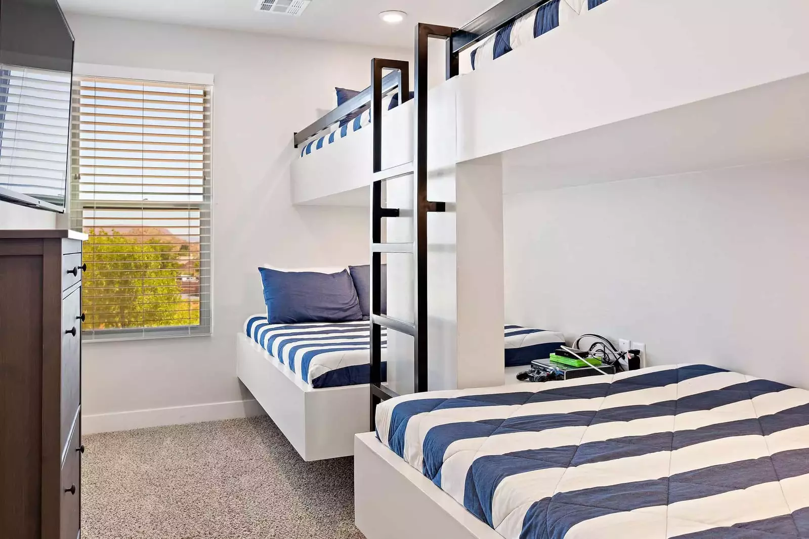 2 Twin/Full Bunks Bedroom