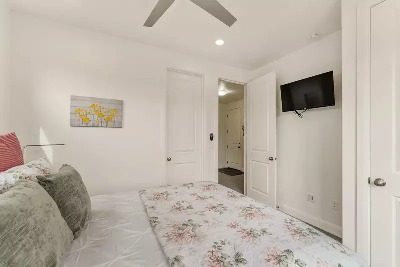 Queen Bedroom Off Entry