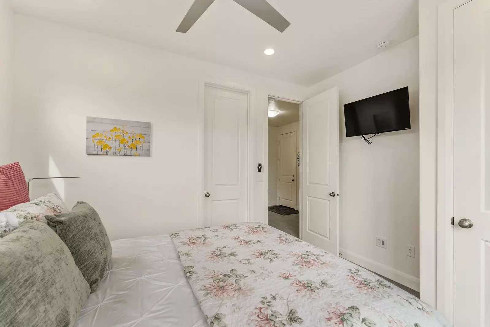 Queen Bedroom Off Entry