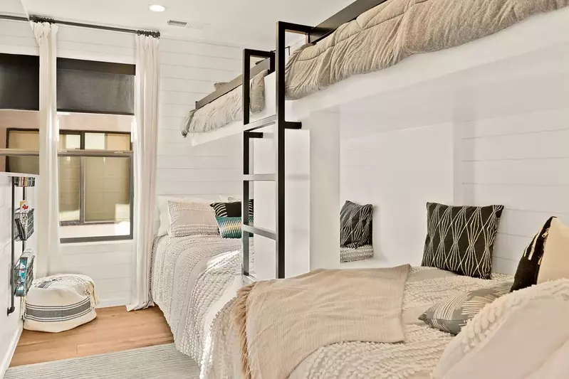 Twin / Full Bunks