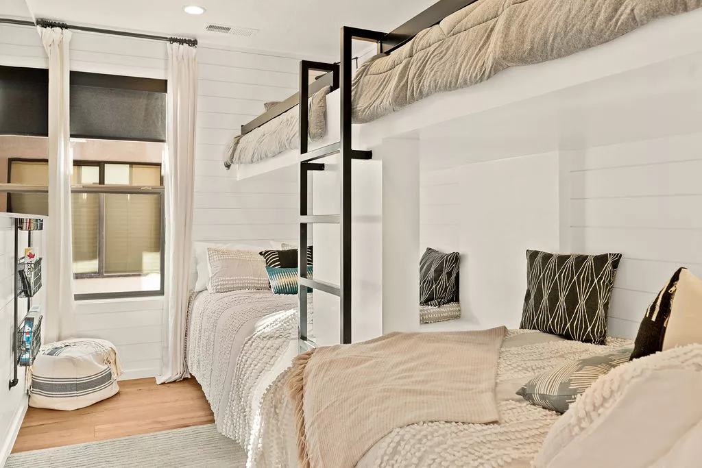 Twin / Full Bunks