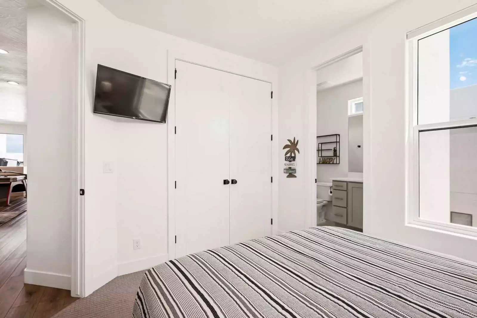 Queen Bedroom / Attached Bathroom