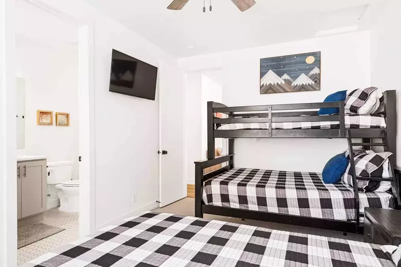 1Q, T/F (M) Bunk Room