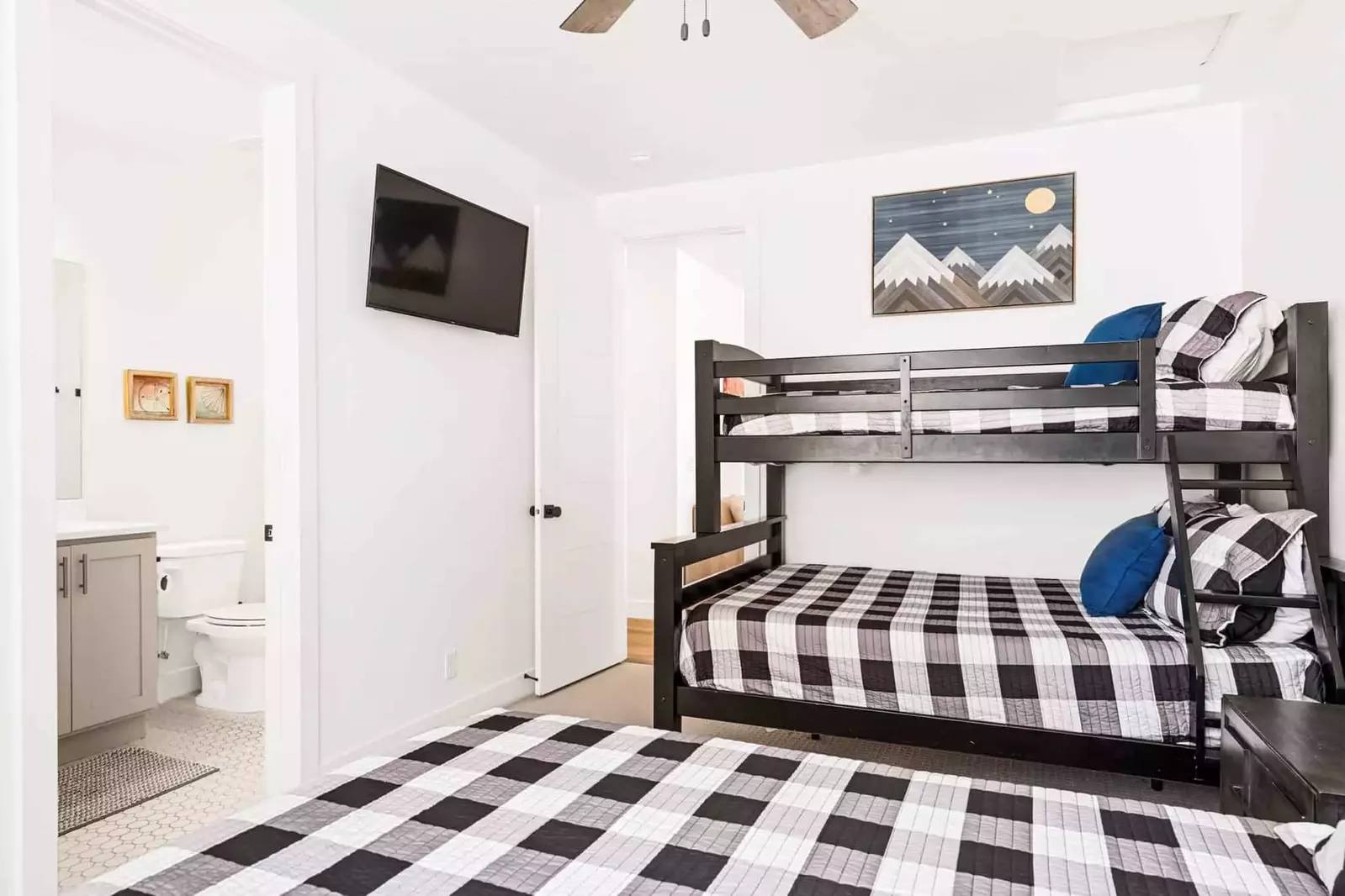 1Q, T/F (M) Bunk Room