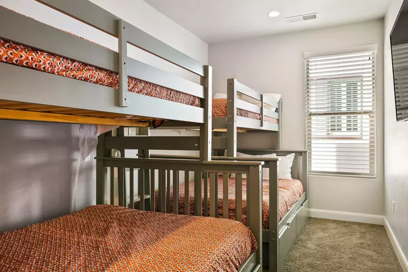 2 Twin / Full Bunks