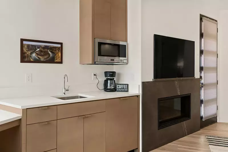 Kitchenette / Fireplace