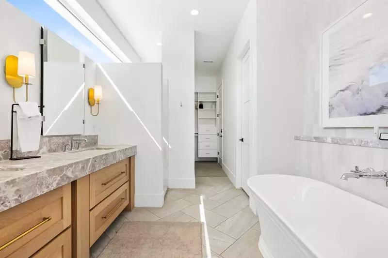 King Ensuite Bathroom