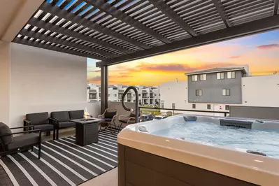 Upper Patio Deck/ Private Hot Tub