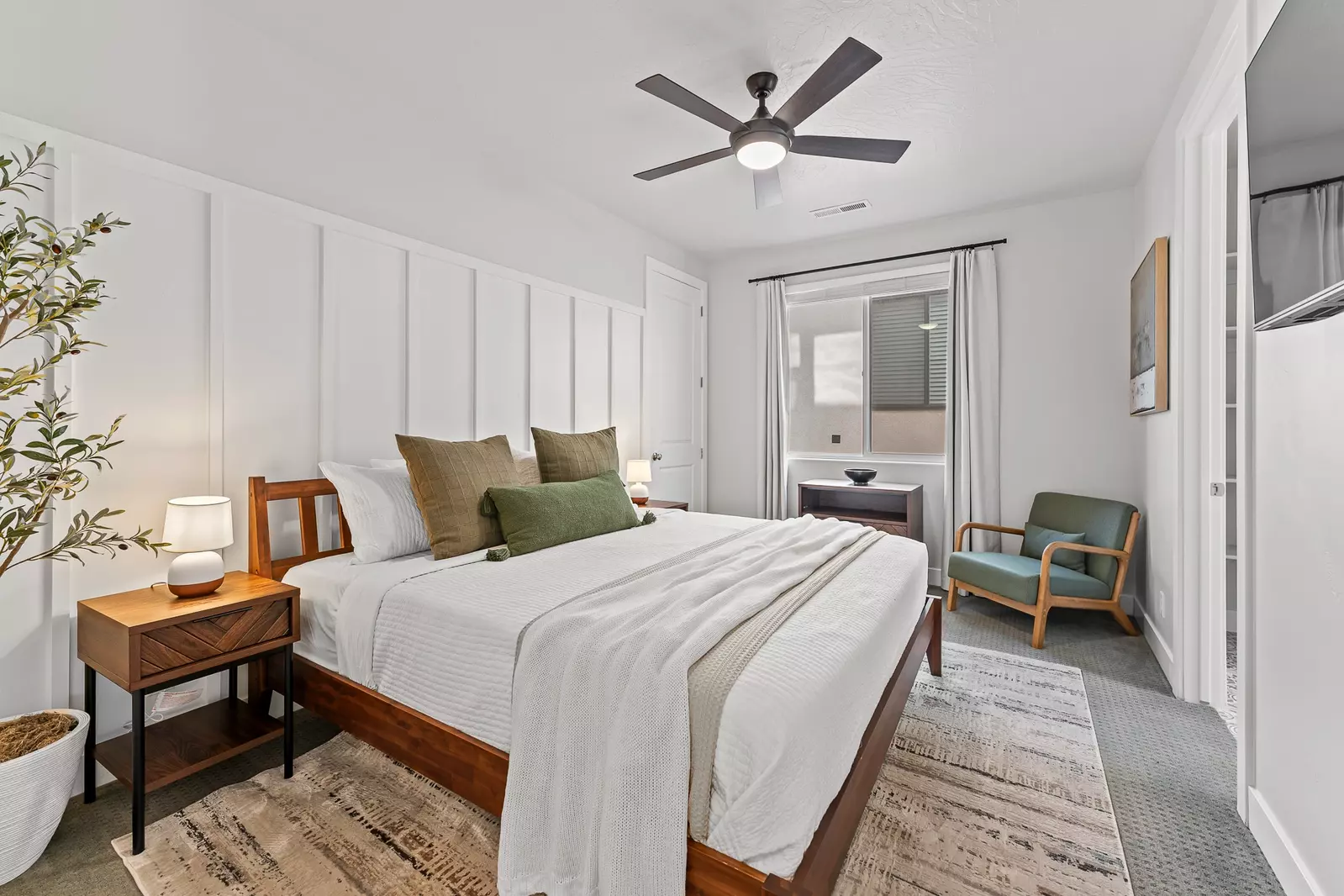 King Bed/Attached Bath