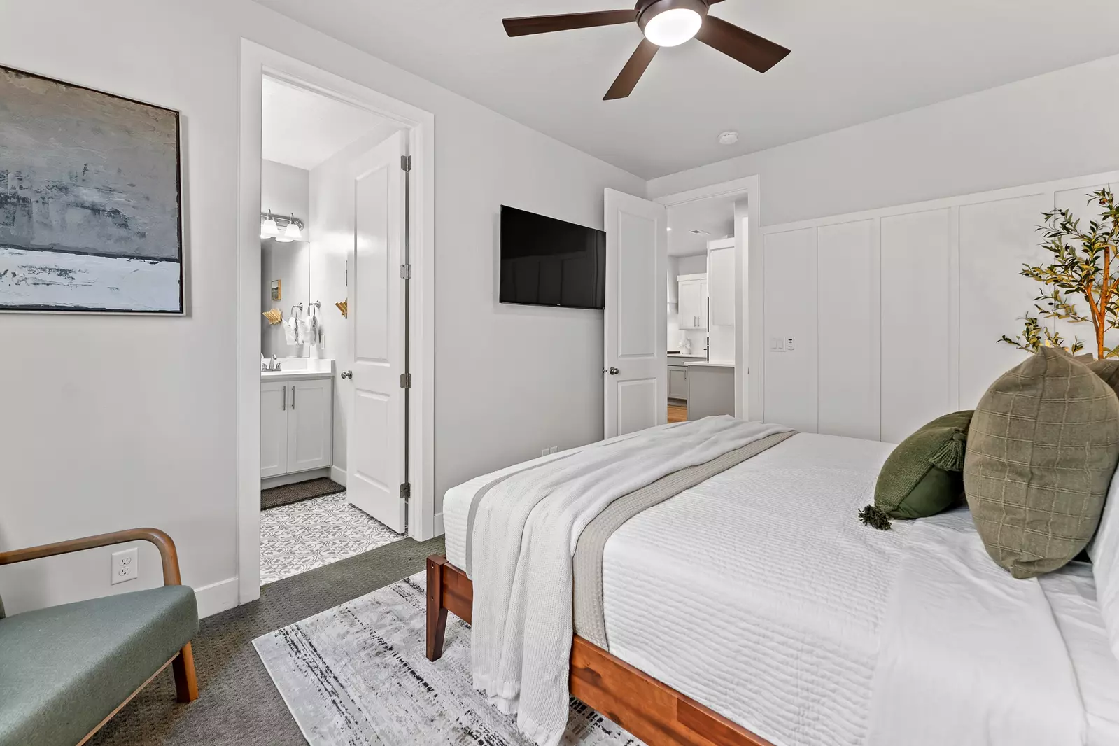 King Bed/Attached Bath