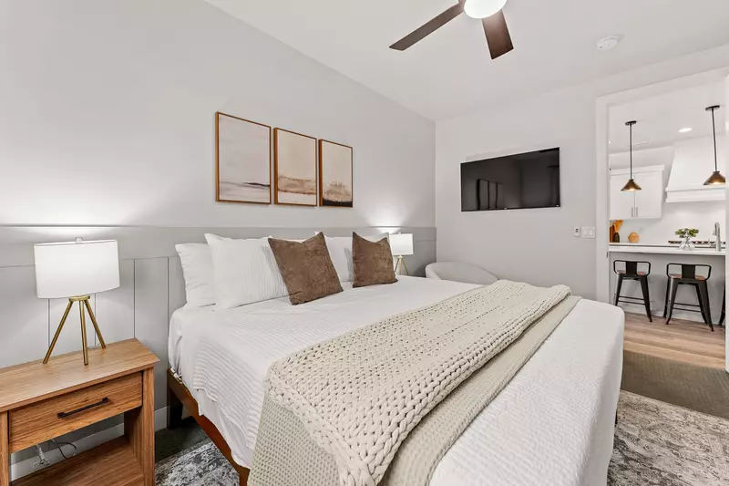 King Bed/Attached Bath