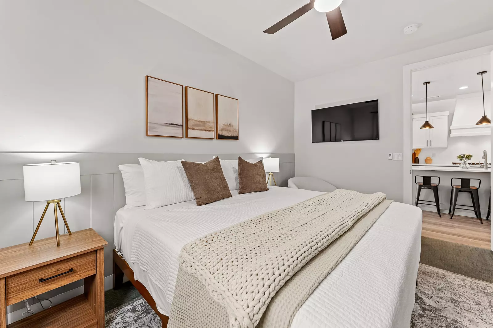 King Bed/Attached Bath