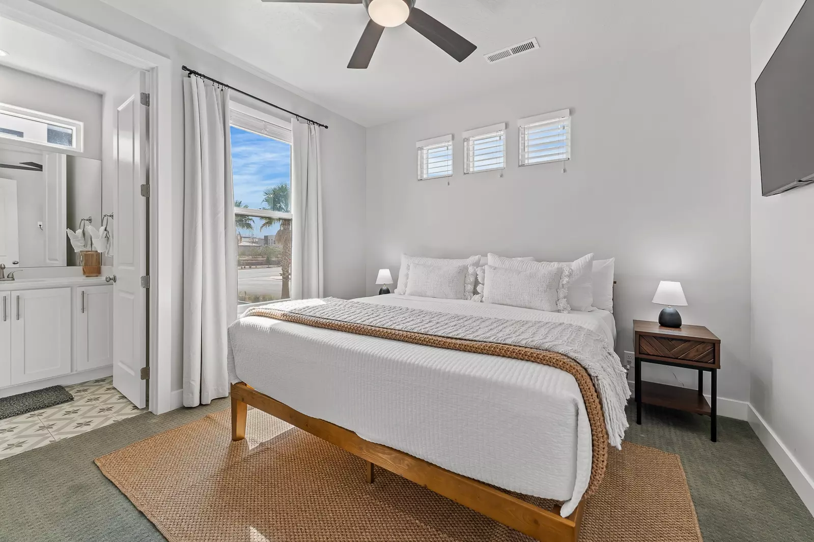 King Bed/Attached Bath