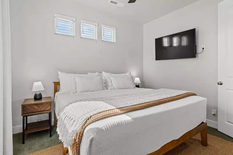 King Bed/Attached Bath