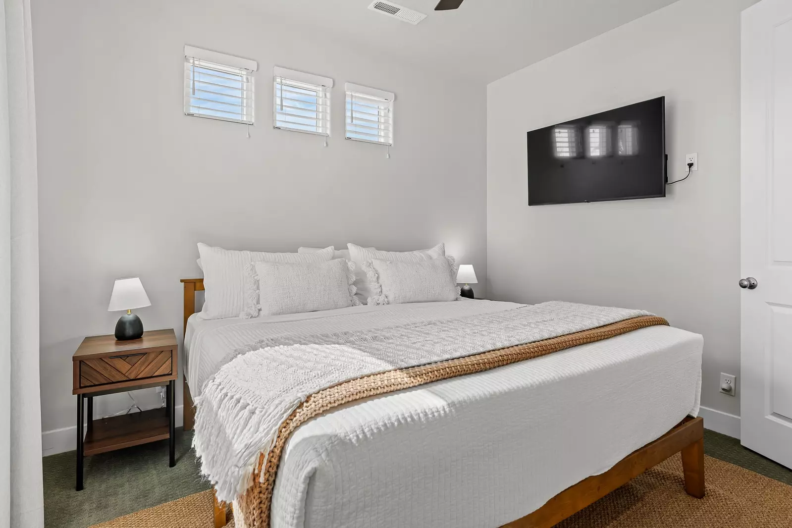 King Bed/Attached Bath