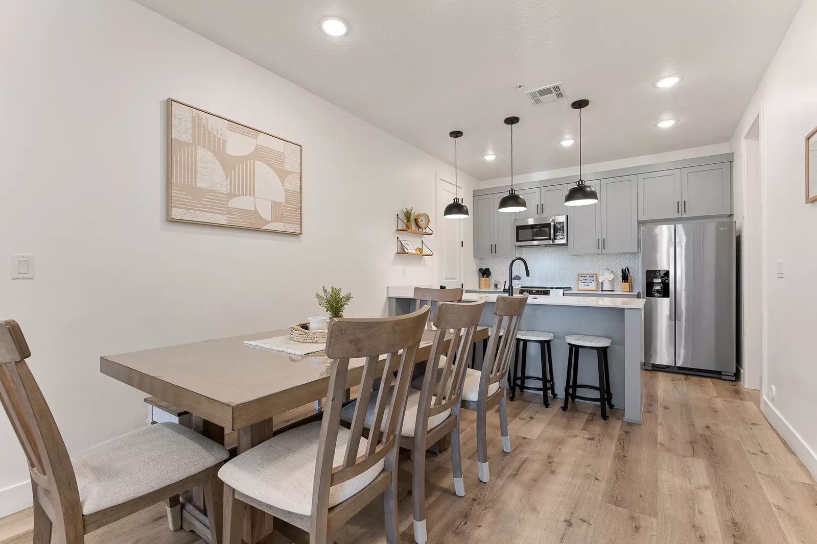 Dining Area & Fully Equipped Kitchen