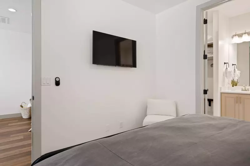 Queen Bedroom