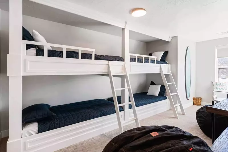 2 Twin/Twin Bunk Room