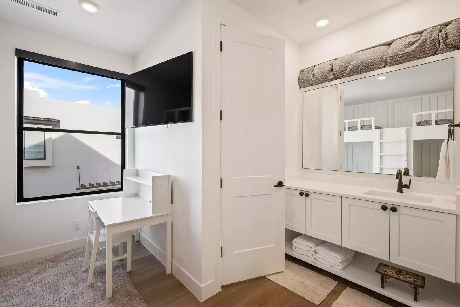 Desk / Bathroom