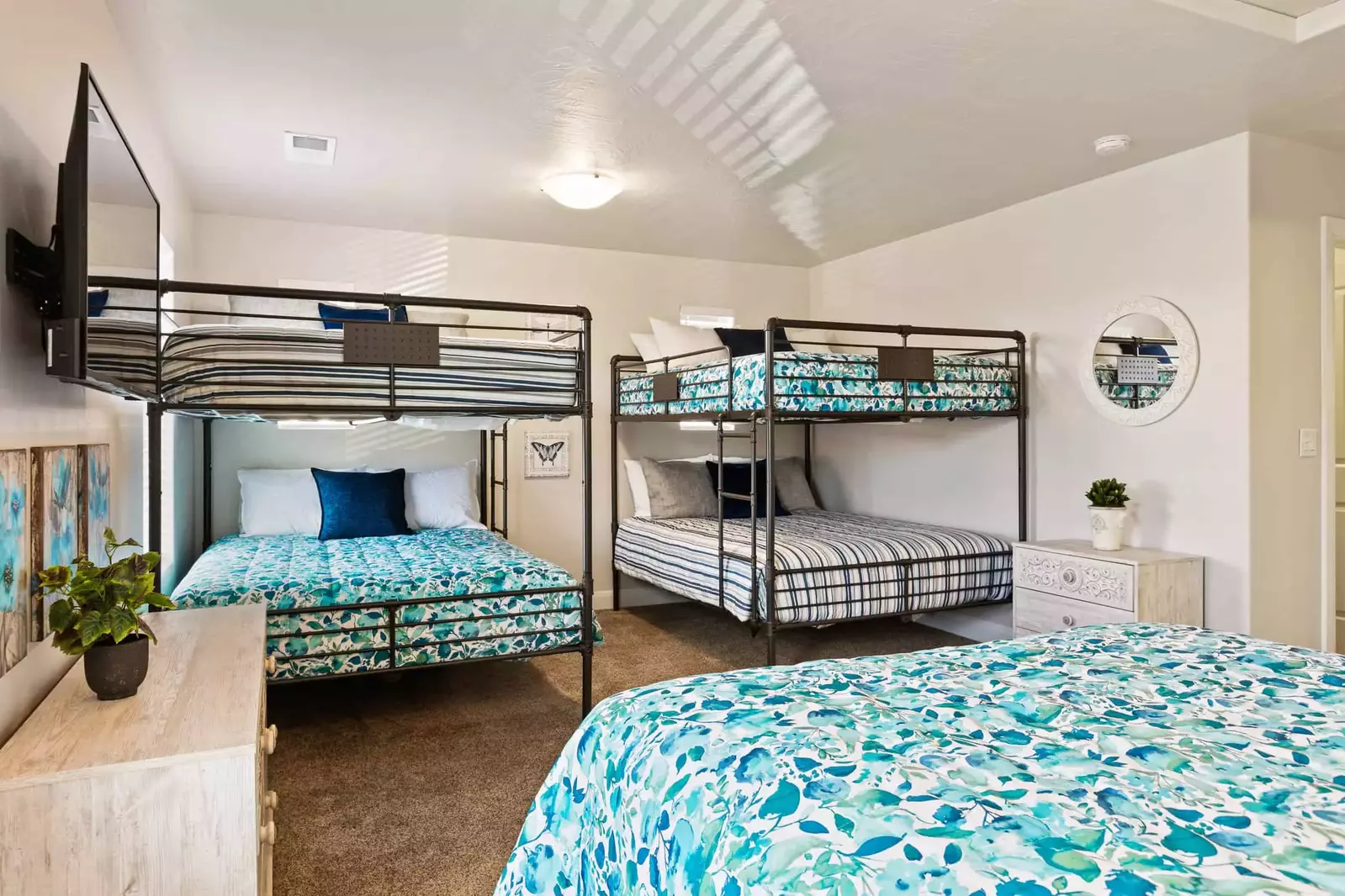 2 Queen/Queen Bunks, 1 Queen Bed Bunk Room