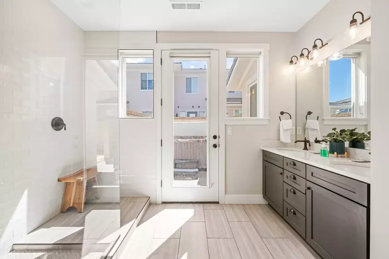 Bathroom/Entrance to Private Hot Tub
