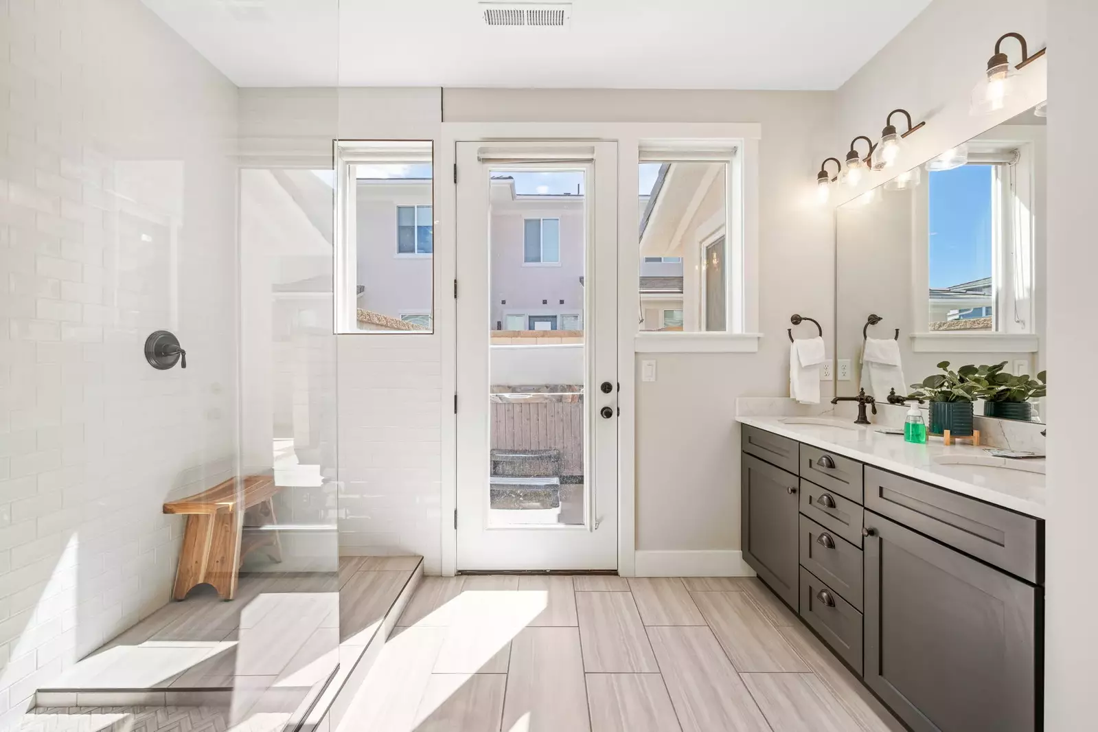 Bathroom/Entrance to Private Hot Tub