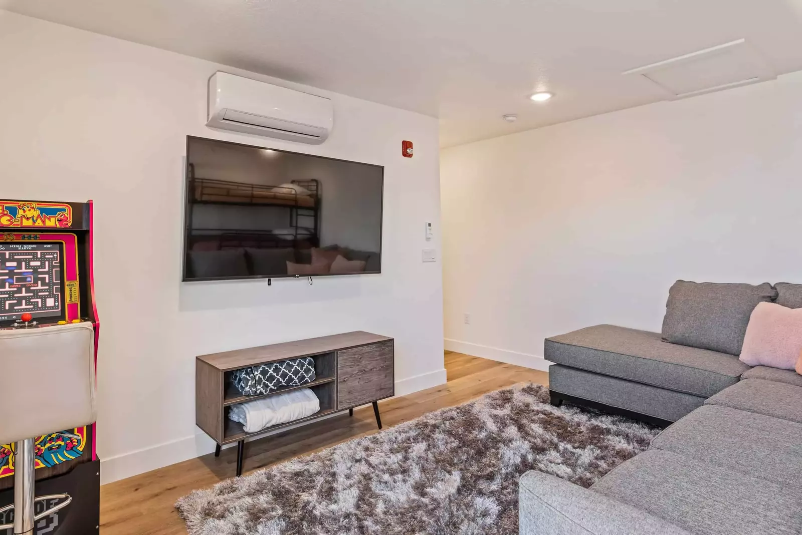 3rd Floor Entertainment Room