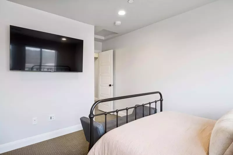 Queen Bedroom