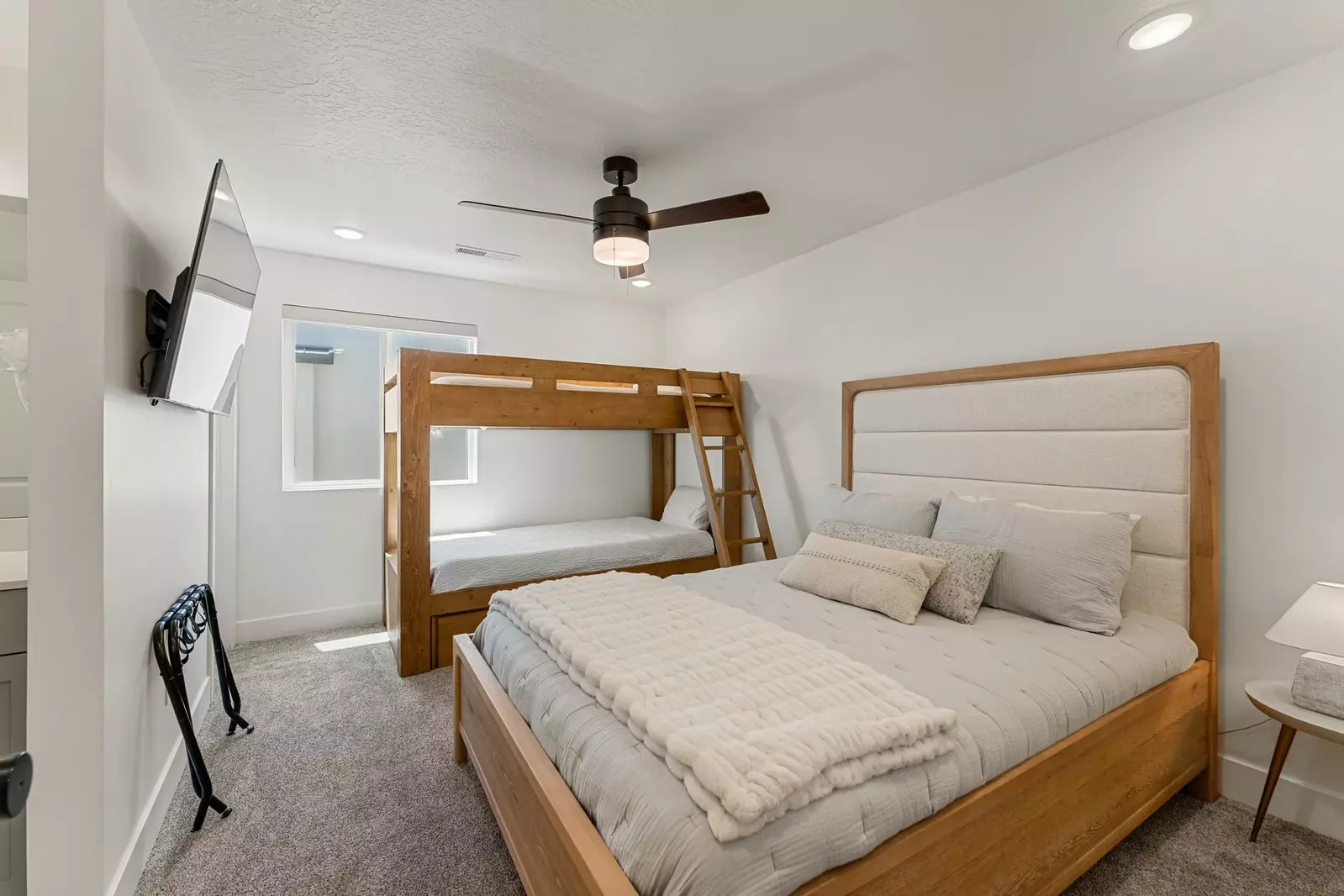 Queen Bed + Twin/Twin Bunk