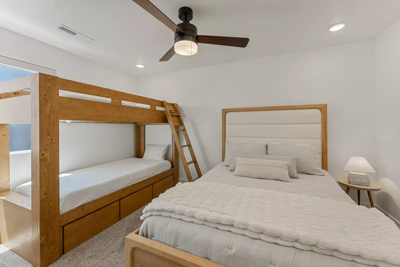 Queen Bed + Twin/Twin Bunk